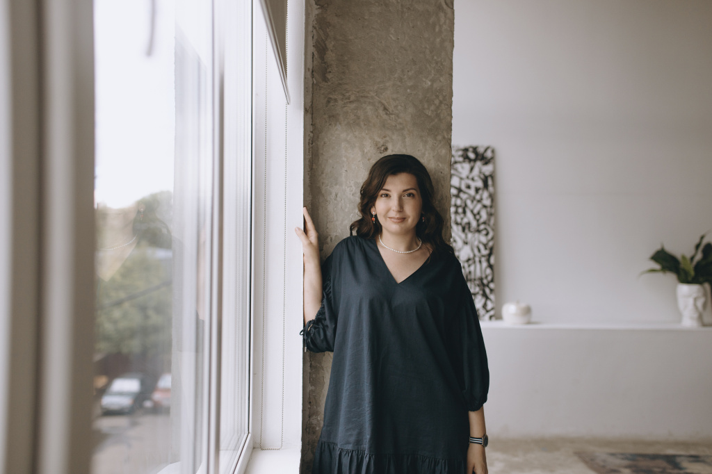 Зона комфорта: ода белому и бежевому цвету в московской евродвушке - фото №1