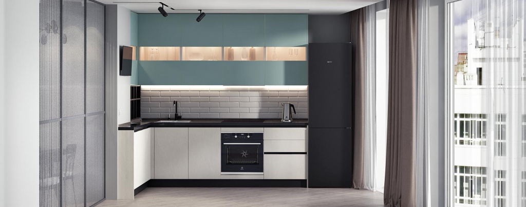 Холодильник, расположенный в углу кухни