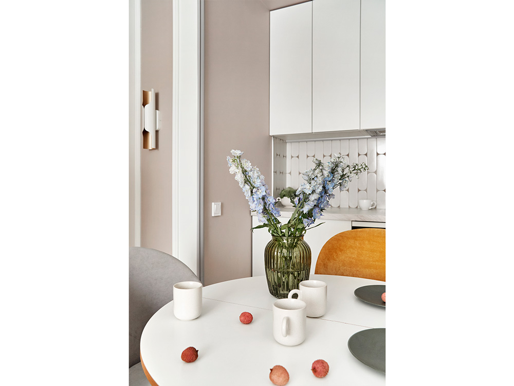 Зона комфорта: ода белому и бежевому цвету в московской евродвушке - фото №7